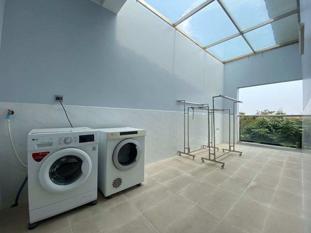 Awesome 6-bedroom villa at Q Ciputra for rent (27)