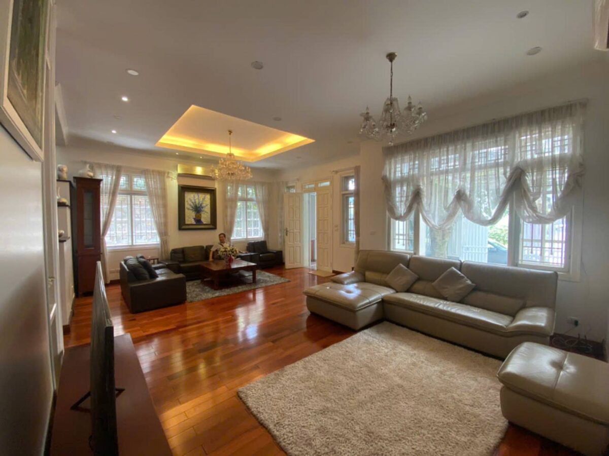 Beautiful lake-view 5-bedroom villa at Ciputra for rent (10)