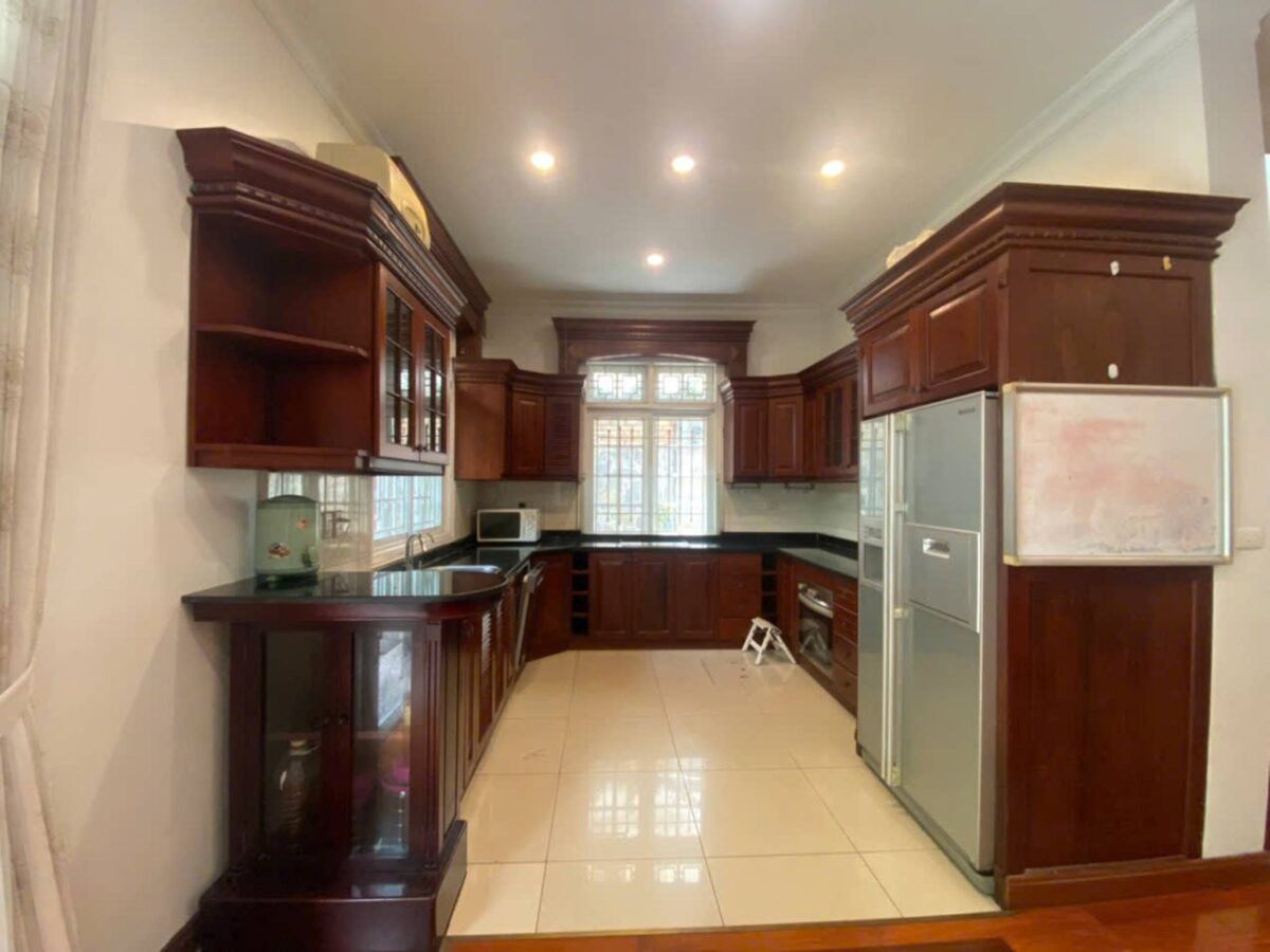 Beautiful lake-view 5-bedroom villa at Ciputra for rent (16)