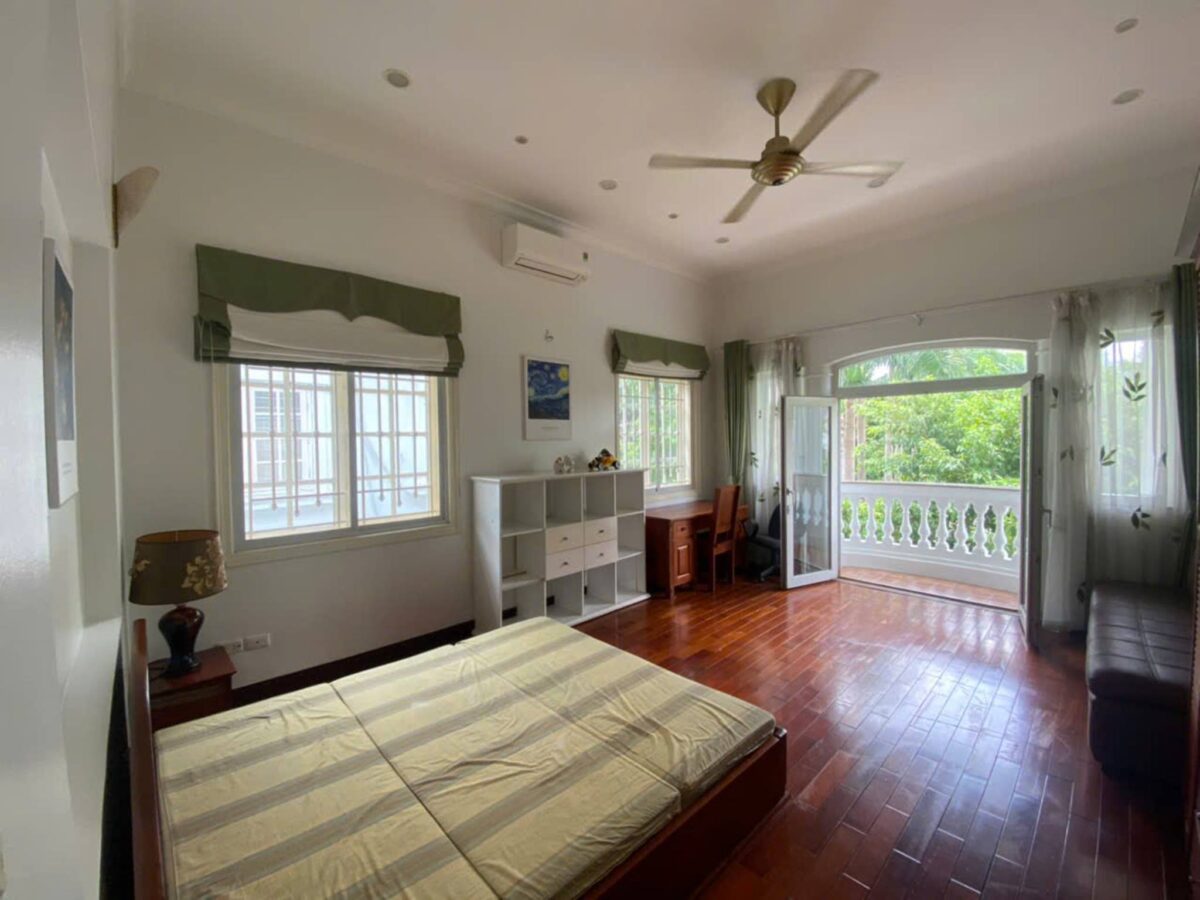 Beautiful lake-view 5-bedroom villa at Ciputra for rent (17)
