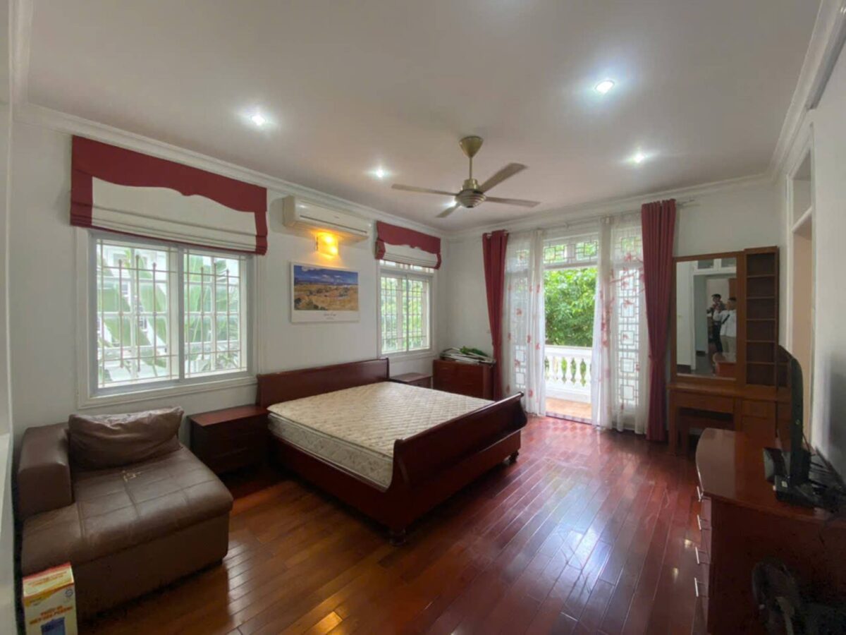 Beautiful lake-view 5-bedroom villa at Ciputra for rent (19)