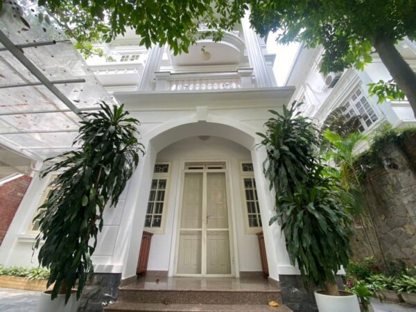 Beautiful lake-view 5-bedroom villa at Ciputra for rent (2)