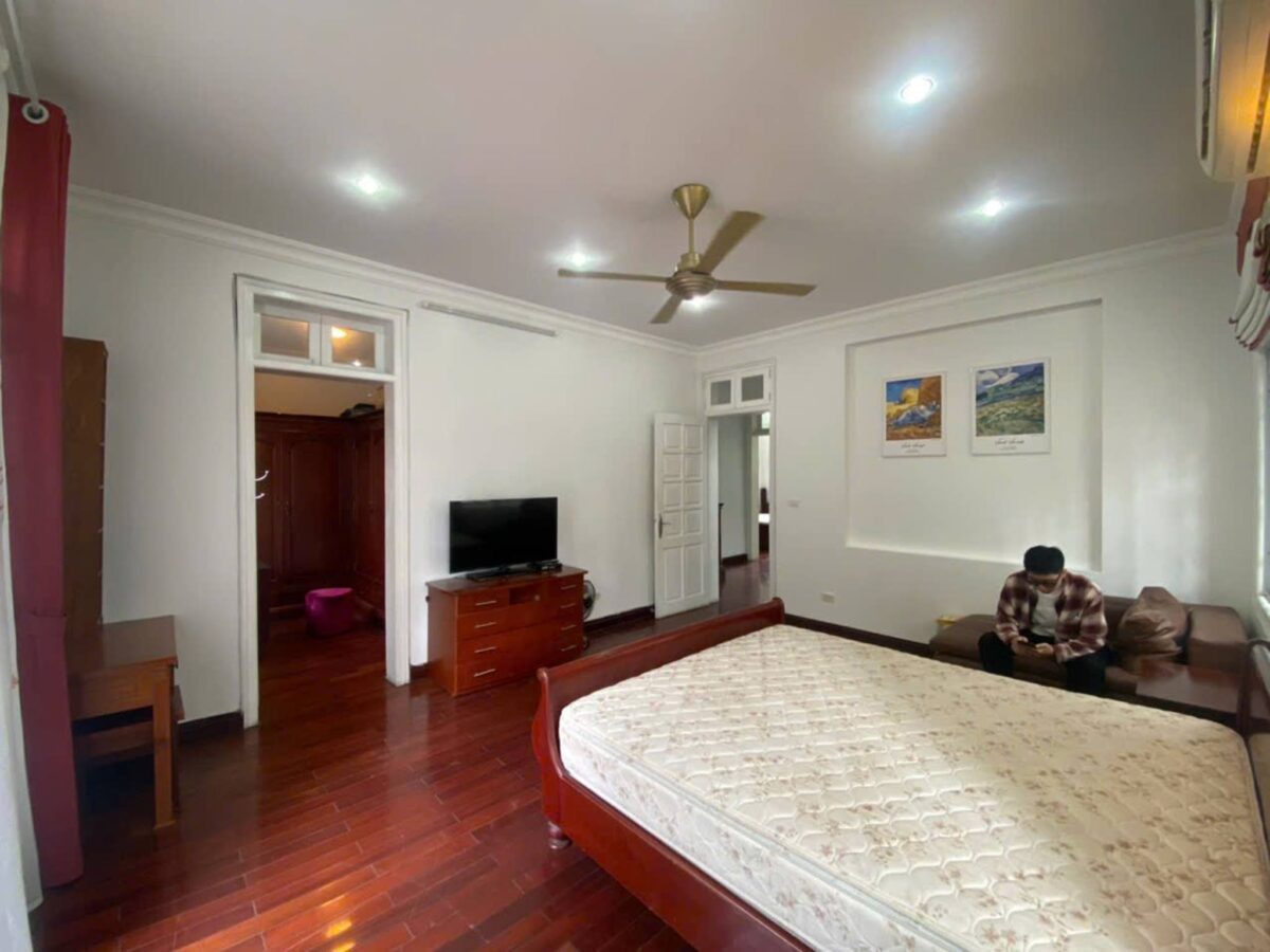 Beautiful lake-view 5-bedroom villa at Ciputra for rent (20)