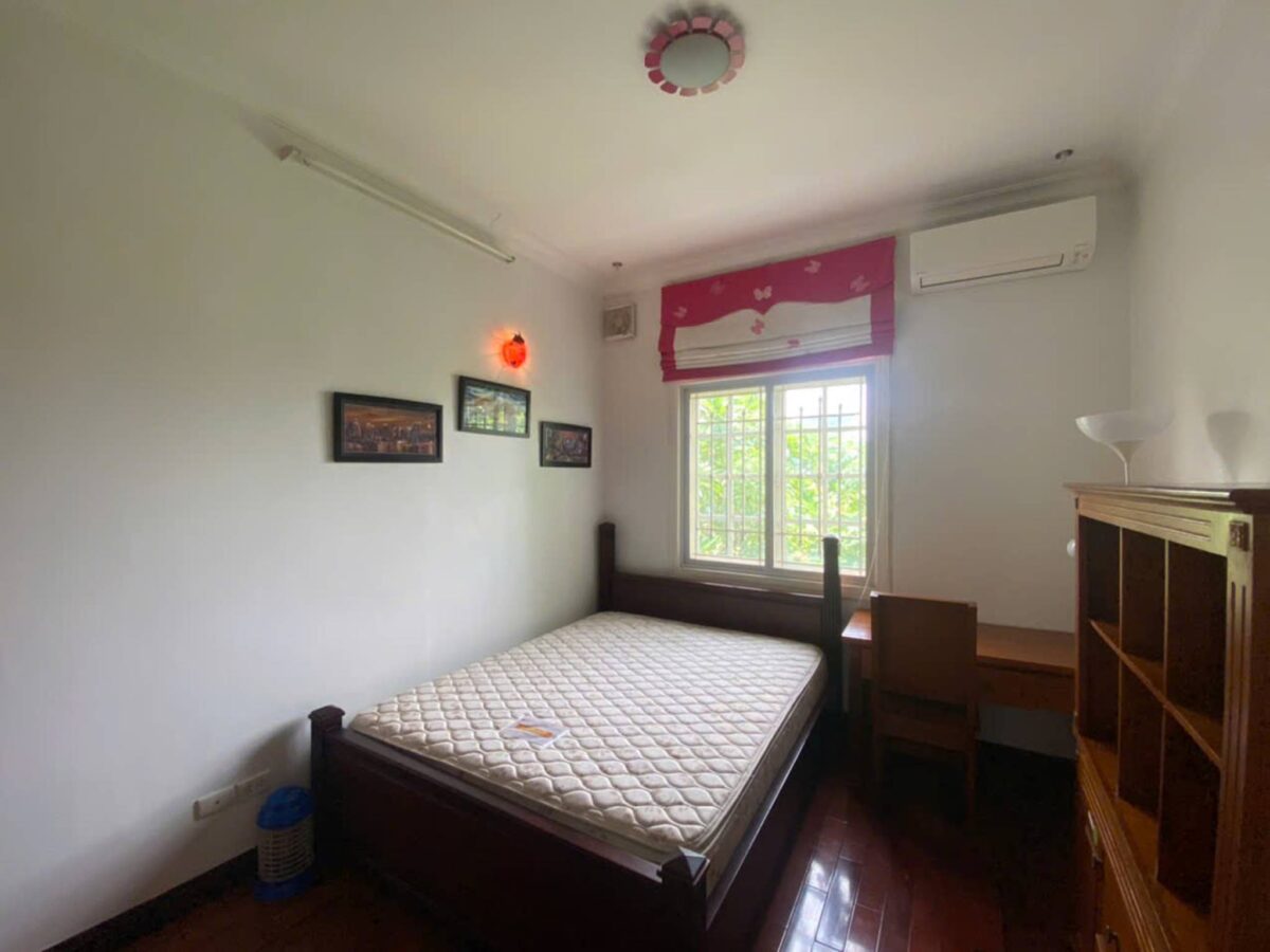 Beautiful lake-view 5-bedroom villa at Ciputra for rent (21)