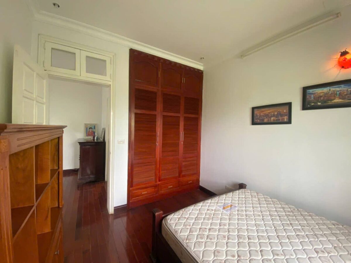 Beautiful lake-view 5-bedroom villa at Ciputra for rent (22)