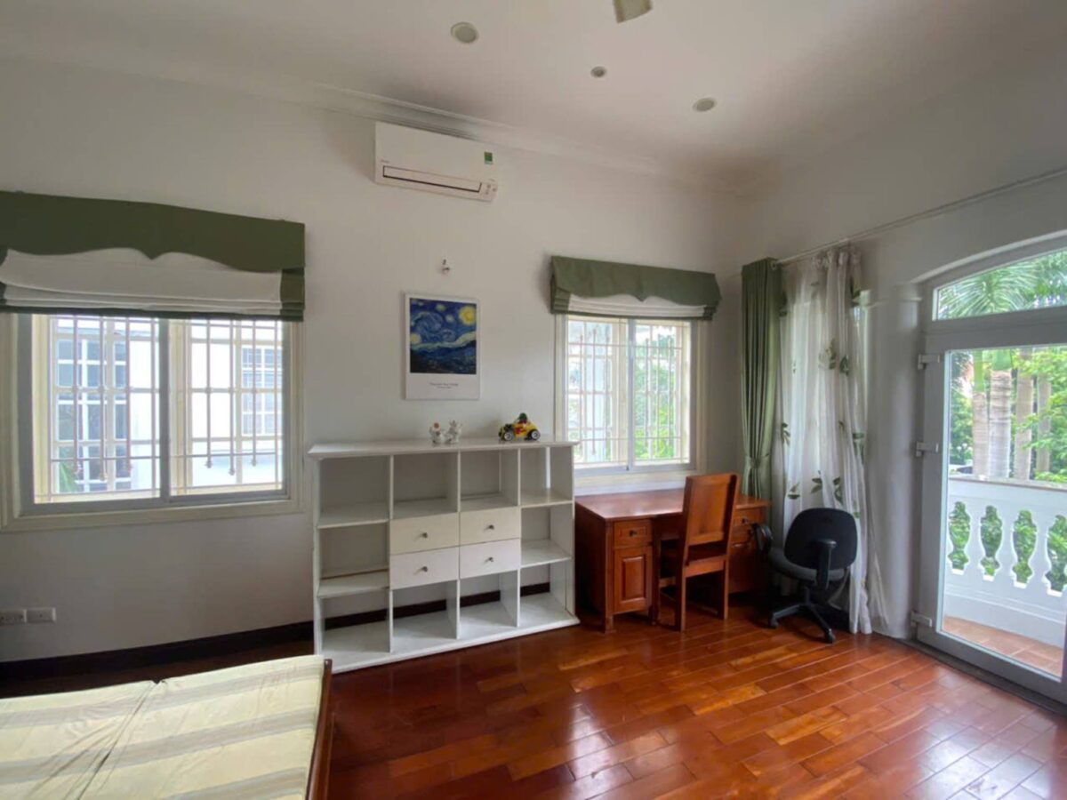 Beautiful lake-view 5-bedroom villa at Ciputra for rent (25)