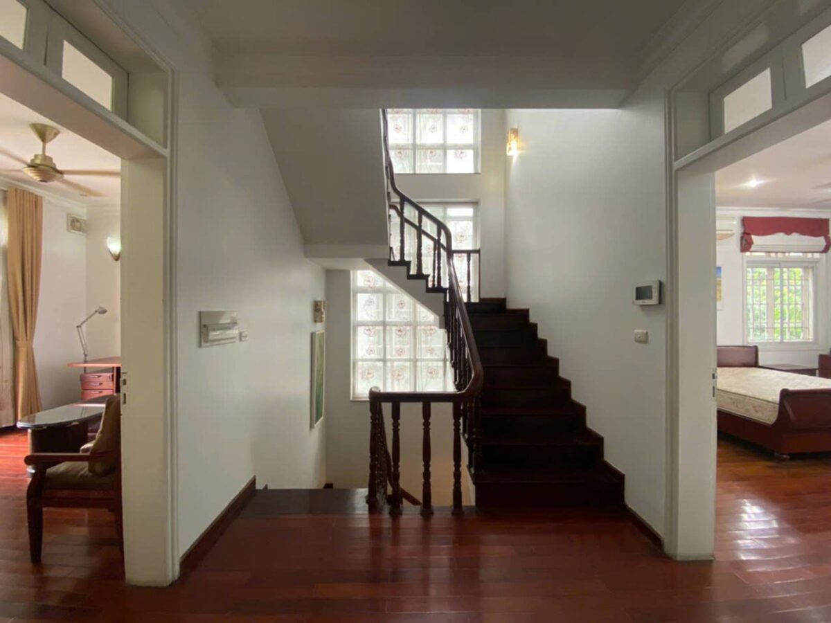 Beautiful lake-view 5-bedroom villa at Ciputra for rent (29)