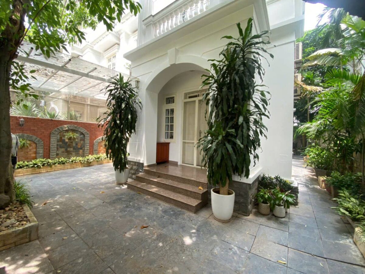 Beautiful lake-view 5-bedroom villa at Ciputra for rent (3)
