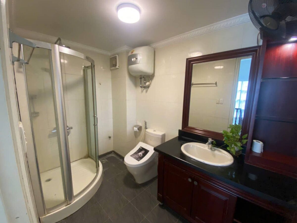 Beautiful lake-view 5-bedroom villa at Ciputra for rent (31)