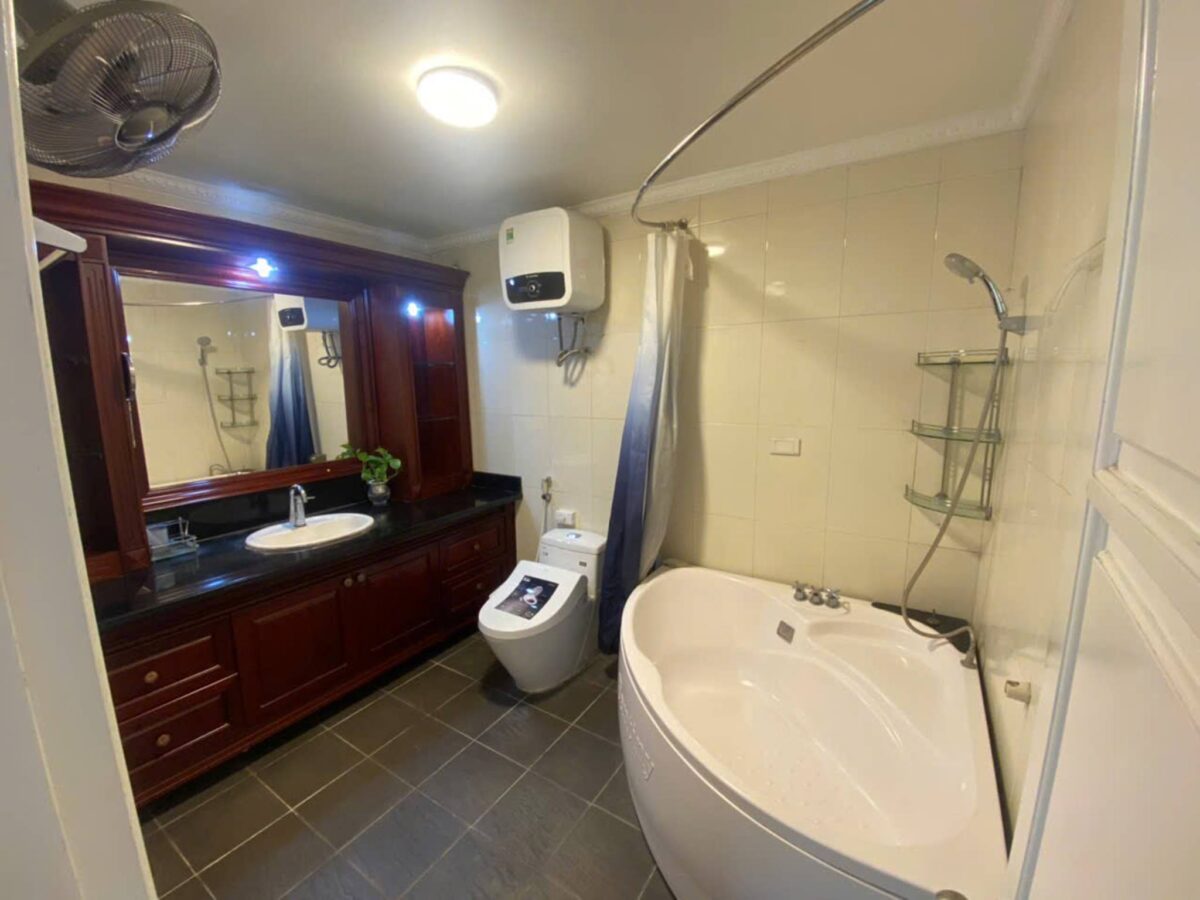 Beautiful lake-view 5-bedroom villa at Ciputra for rent (32)