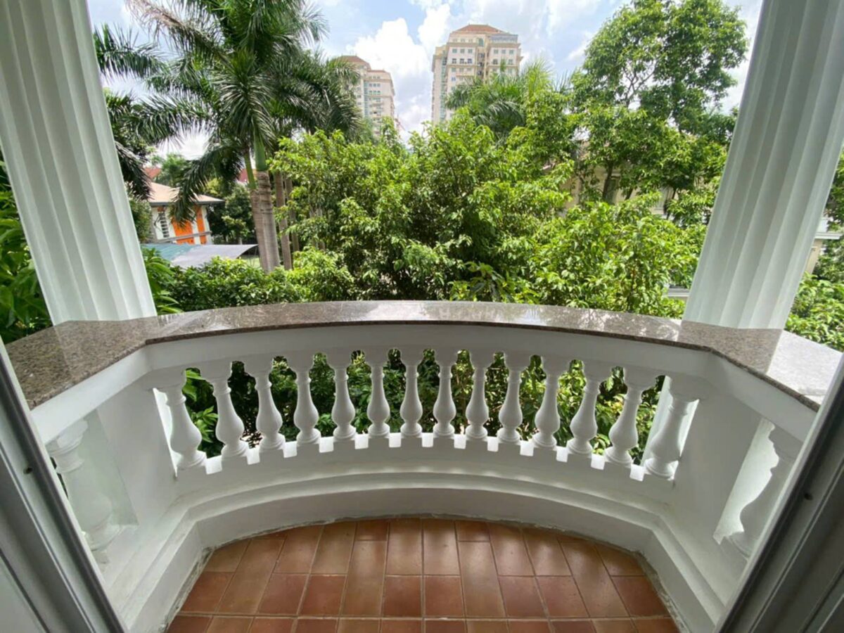 Beautiful lake-view 5-bedroom villa at Ciputra for rent (34)