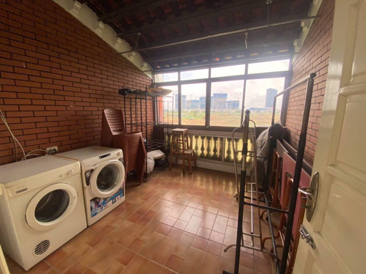 Beautiful lake-view 5-bedroom villa at Ciputra for rent (35)