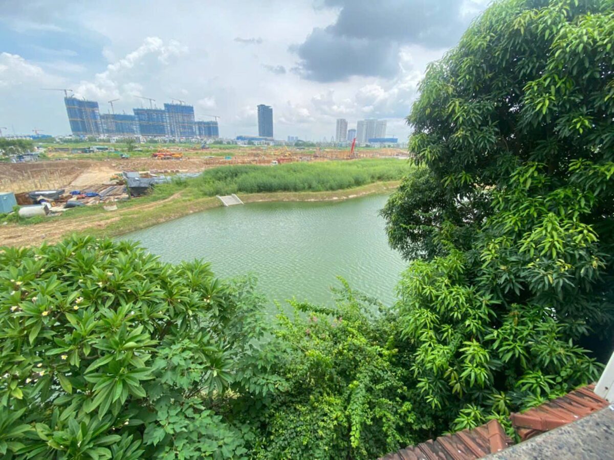 Beautiful lake-view 5-bedroom villa at Ciputra for rent (36)