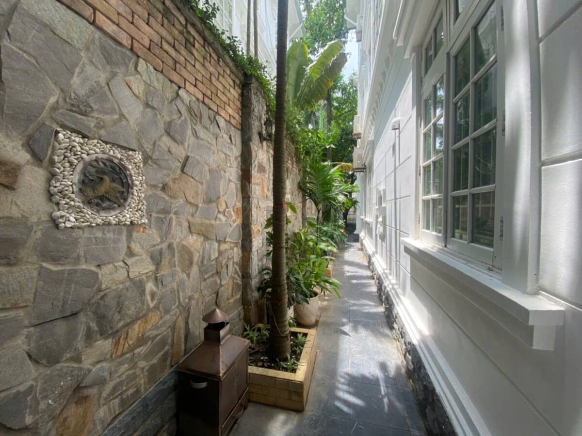 Beautiful lake-view 5-bedroom villa at Ciputra for rent (5)