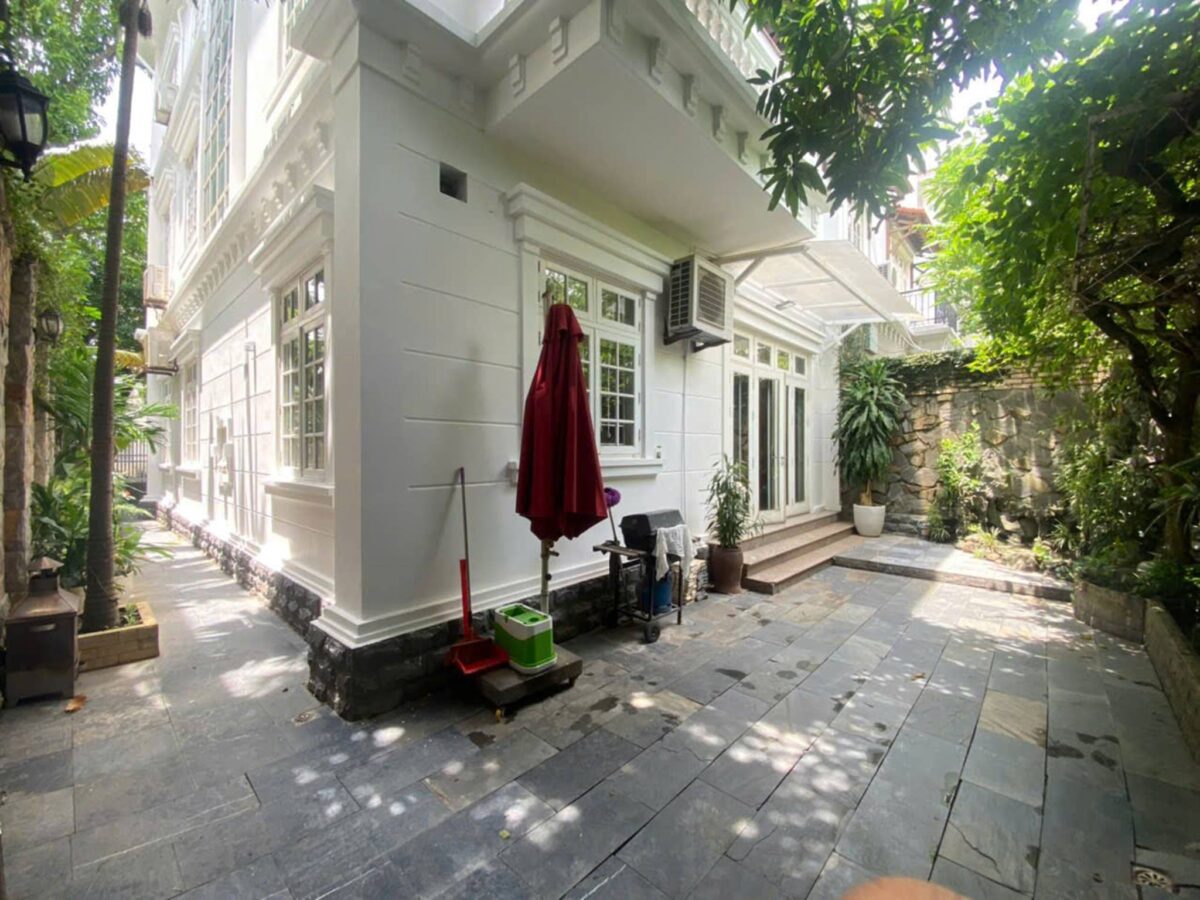 Beautiful lake-view 5-bedroom villa at Ciputra for rent (6)