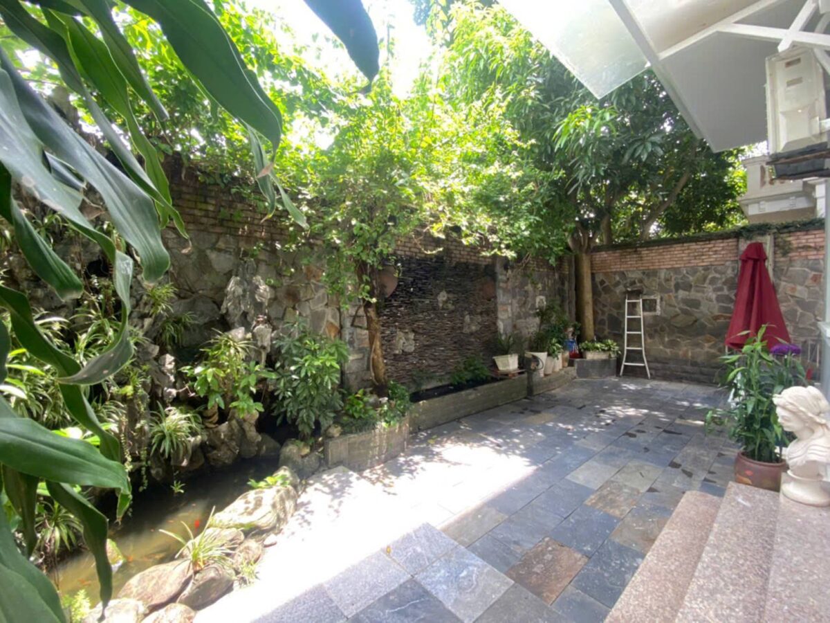 Beautiful lake-view 5-bedroom villa at Ciputra for rent (7)