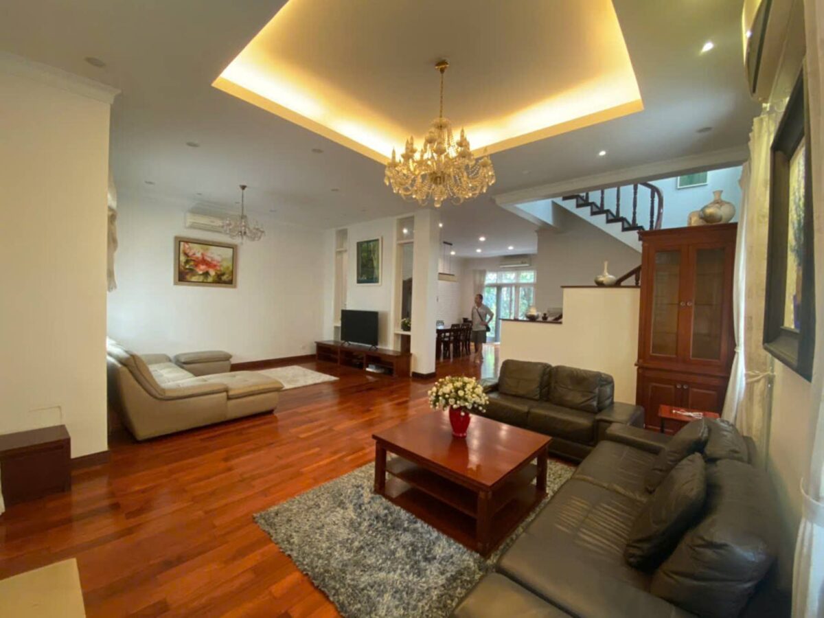 Beautiful lake-view 5-bedroom villa at Ciputra for rent (8)