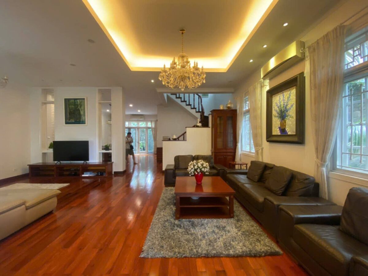 Beautiful lake-view 5-bedroom villa at Ciputra for rent (9)
