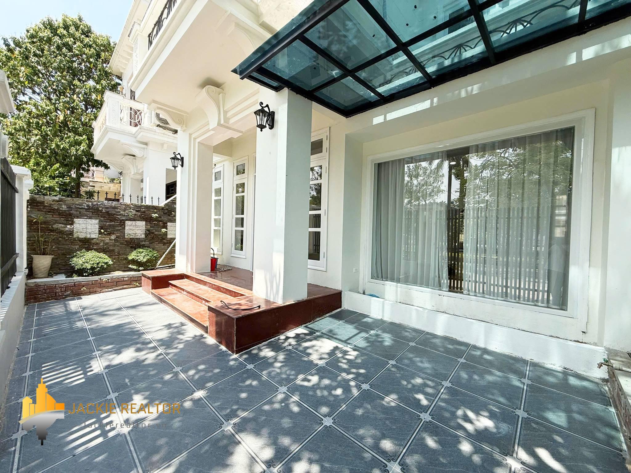 Brand-new modern 5-bedroom villa at Ciputra for rent (1) Brand-new modern 5-bedroom villa at Ciputra for rent (1)