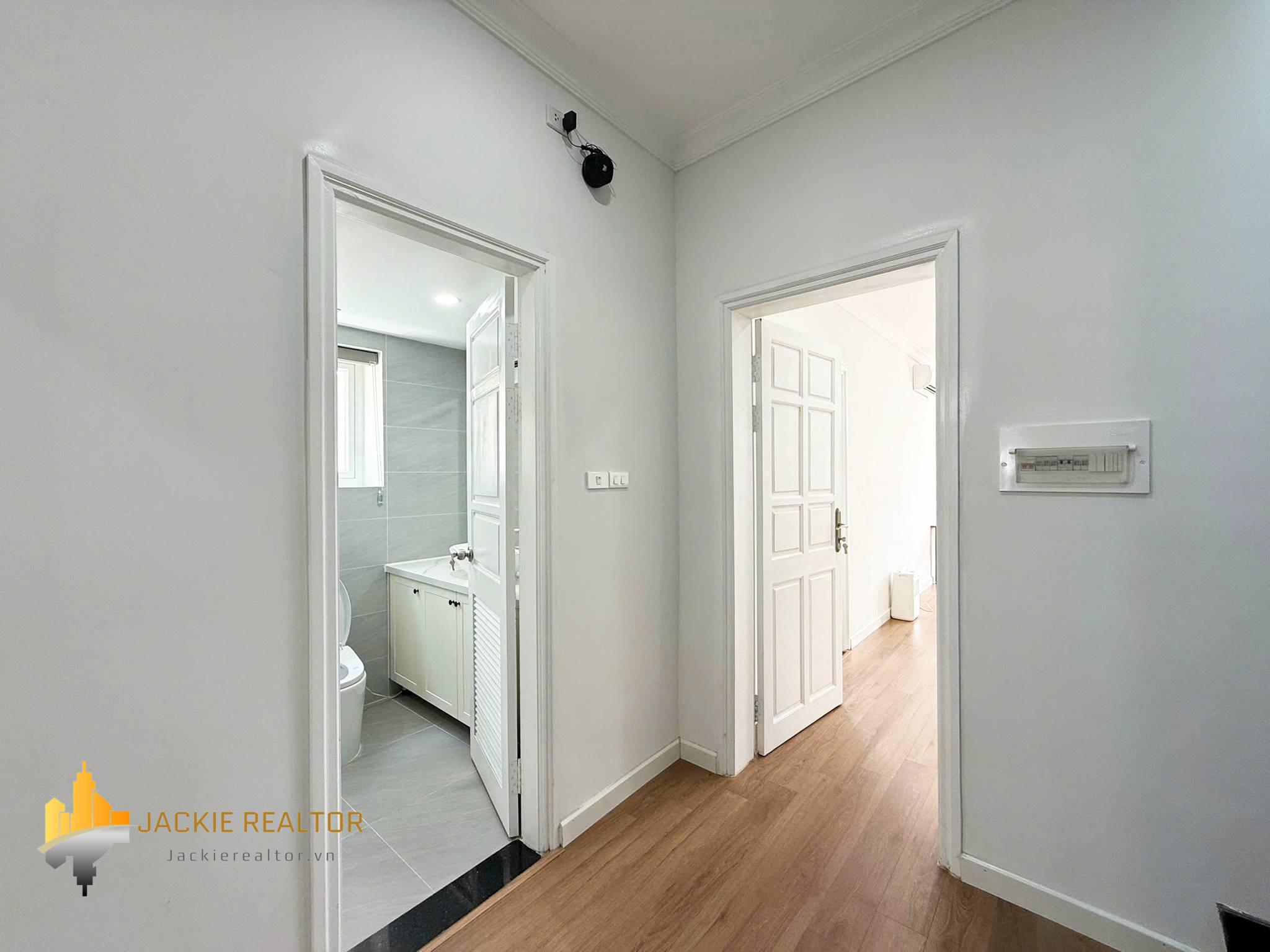 Brand-new modern 5-bedroom villa at Ciputra for rent (15) Brand-new modern 5-bedroom villa at Ciputra for rent (15)