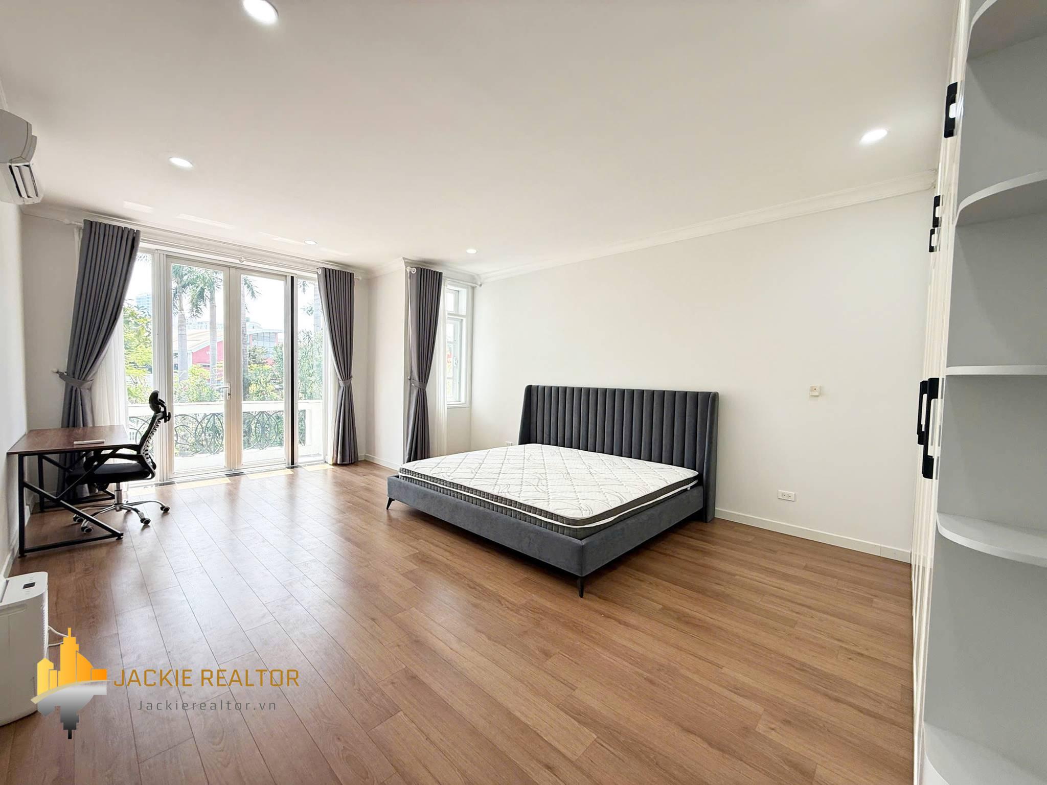 Brand-new modern 5-bedroom villa at Ciputra for rent (16) Brand-new modern 5-bedroom villa at Ciputra for rent (16)