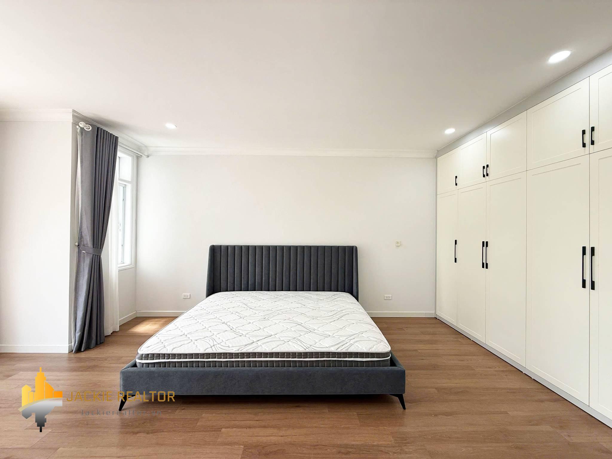 Brand-new modern 5-bedroom villa at Ciputra for rent (17) Brand-new modern 5-bedroom villa at Ciputra for rent (17)