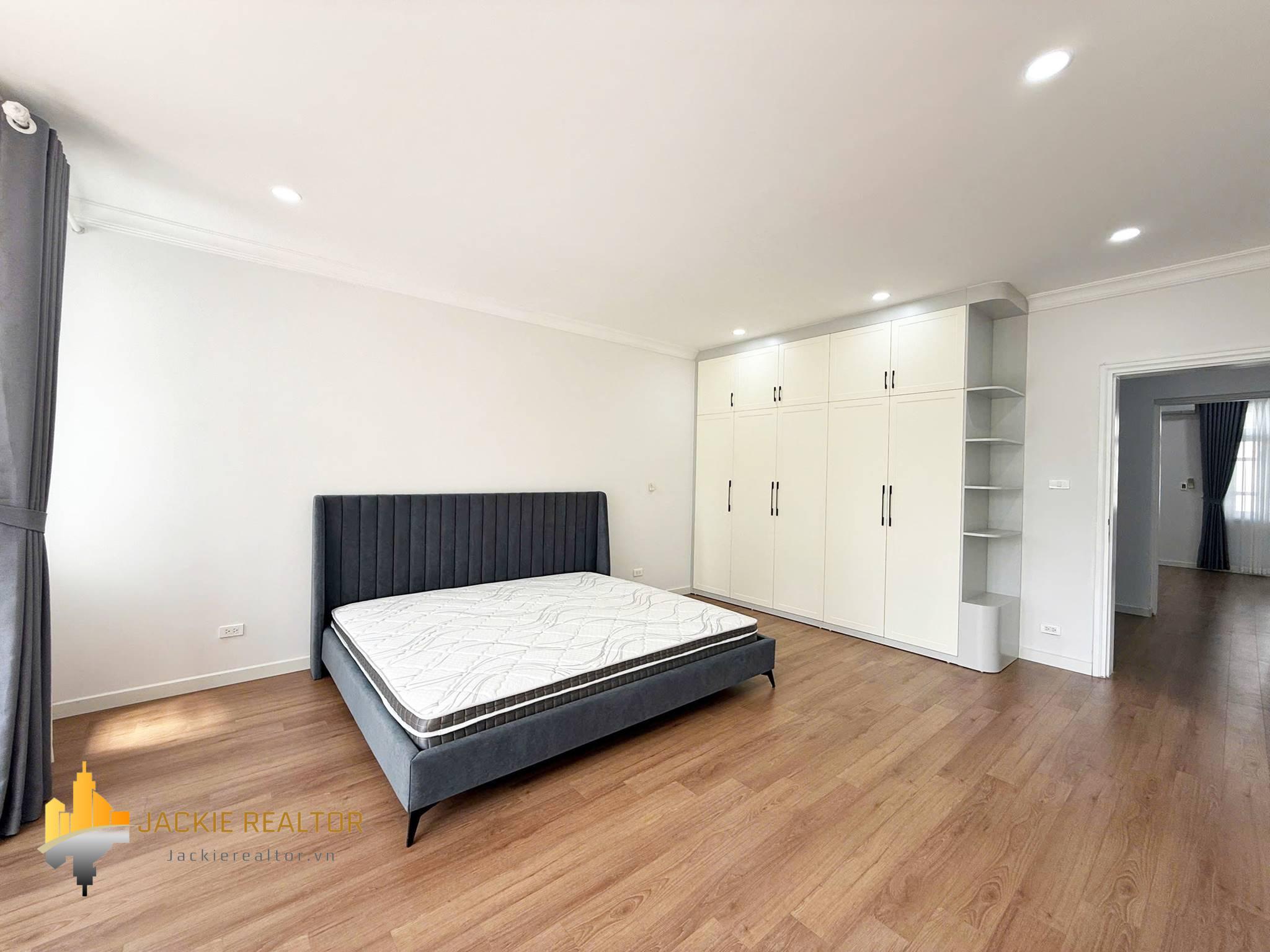 Brand-new modern 5-bedroom villa at Ciputra for rent (18) Brand-new modern 5-bedroom villa at Ciputra for rent (18)