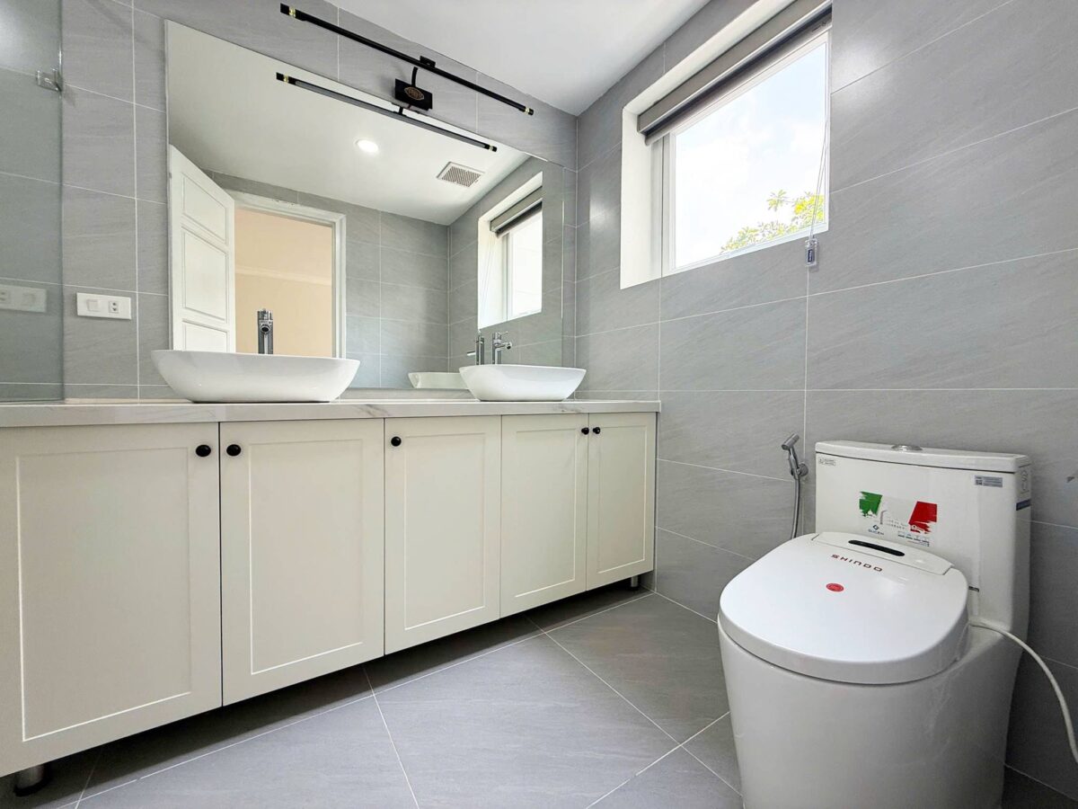 Brand-new modern 5-bedroom villa at Ciputra for rent (19)