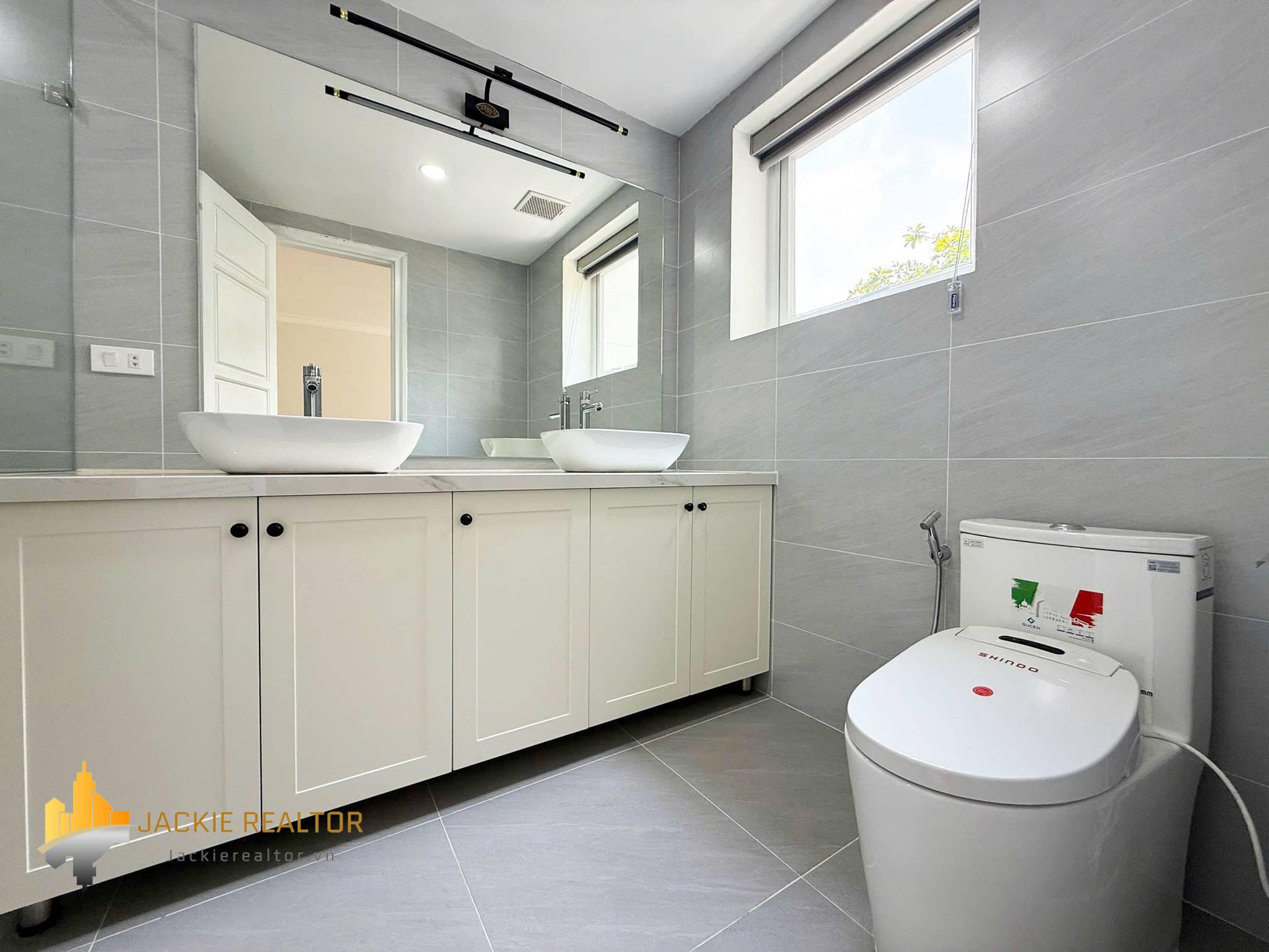 Brand-new modern 5-bedroom villa at Ciputra for rent (19) Brand-new modern 5-bedroom villa at Ciputra for rent (19)