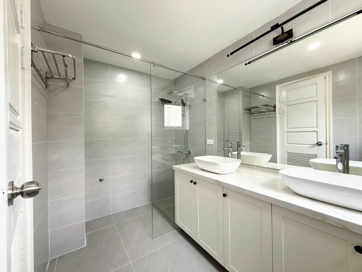 Brand-new modern 5-bedroom villa at Ciputra for rent (20)