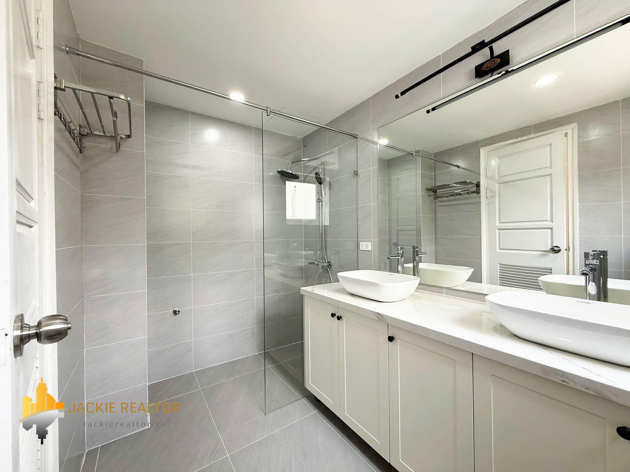 Brand-new modern 5-bedroom villa at Ciputra for rent (20) Brand-new modern 5-bedroom villa at Ciputra for rent (20)