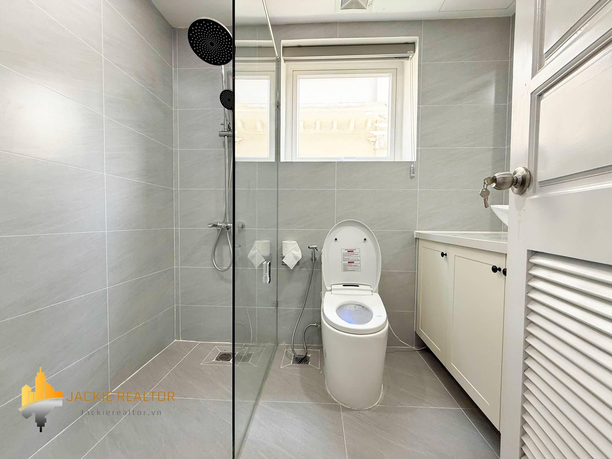 Brand-new modern 5-bedroom villa at Ciputra for rent (24) Brand-new modern 5-bedroom villa at Ciputra for rent (24)