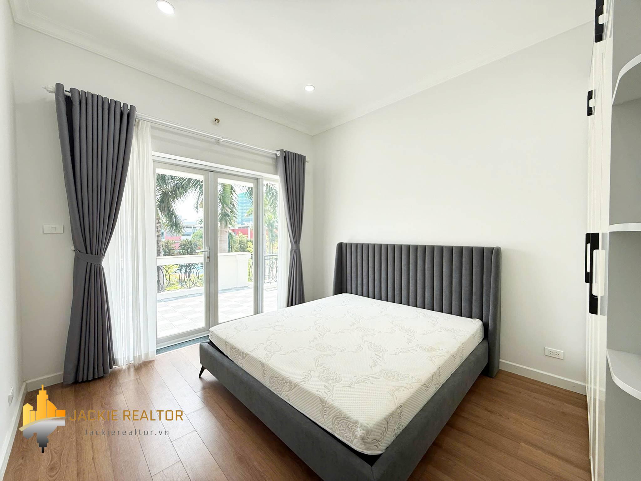 Brand-new modern 5-bedroom villa at Ciputra for rent (26) Brand-new modern 5-bedroom villa at Ciputra for rent (26)