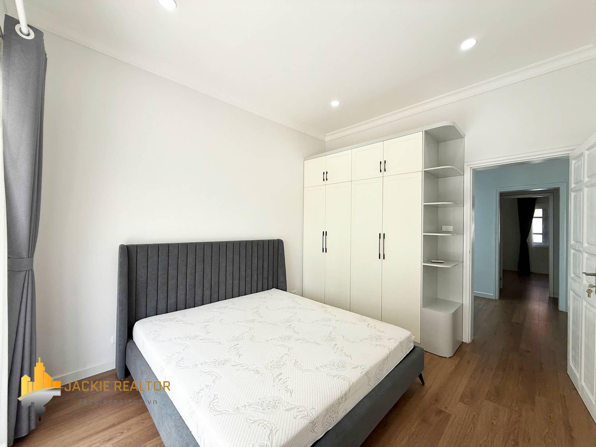 Brand-new modern 5-bedroom villa at Ciputra for rent (27) Brand-new modern 5-bedroom villa at Ciputra for rent (27)