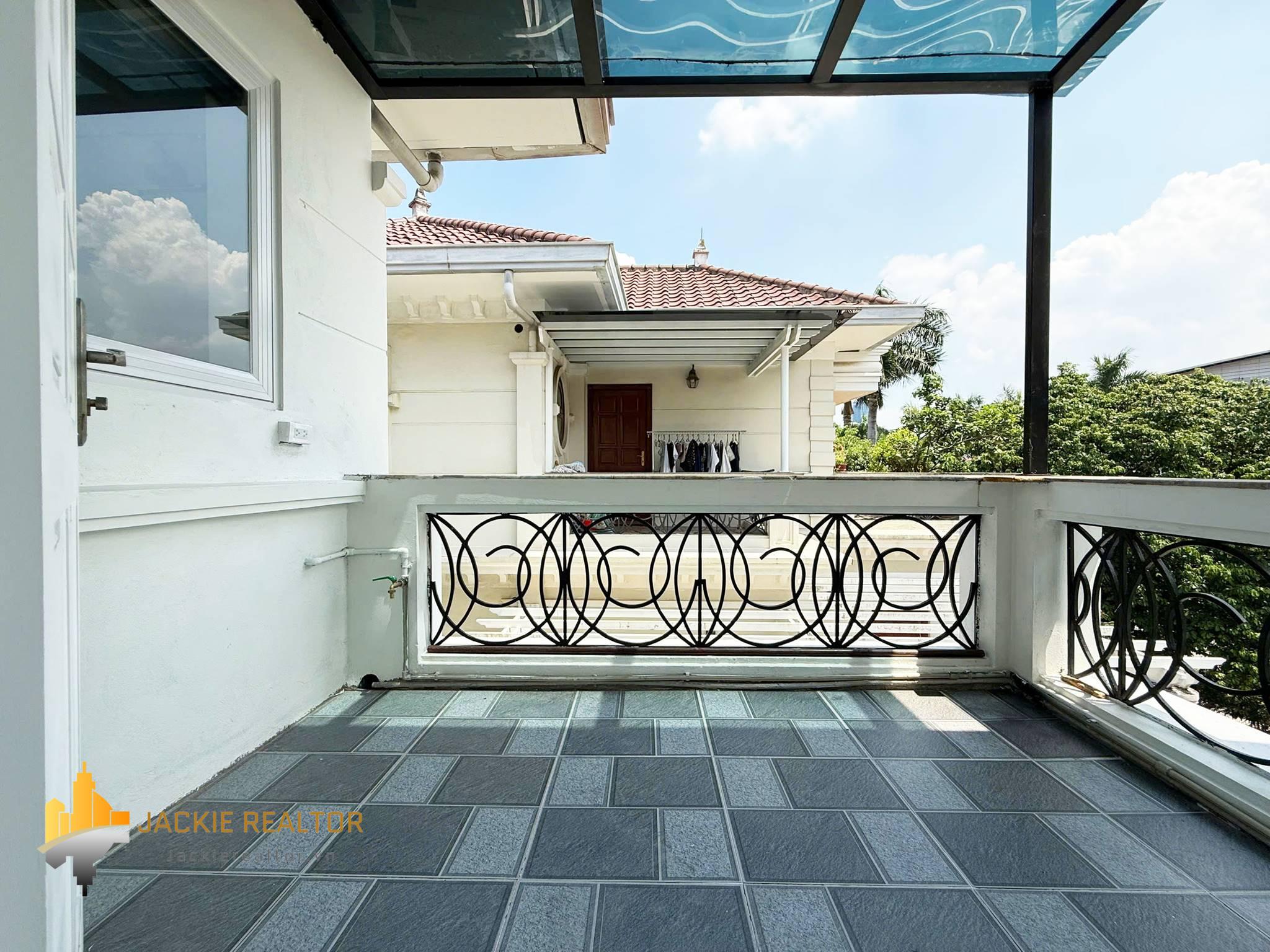 Brand-new modern 5-bedroom villa at Ciputra for rent (28) Brand-new modern 5-bedroom villa at Ciputra for rent (28)