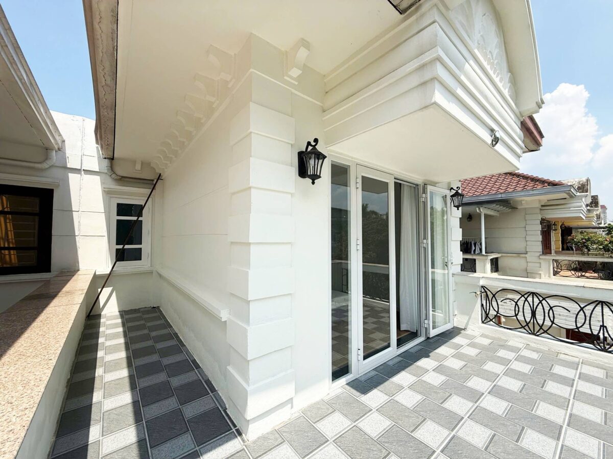 Brand-new modern 5-bedroom villa at Ciputra for rent (30)