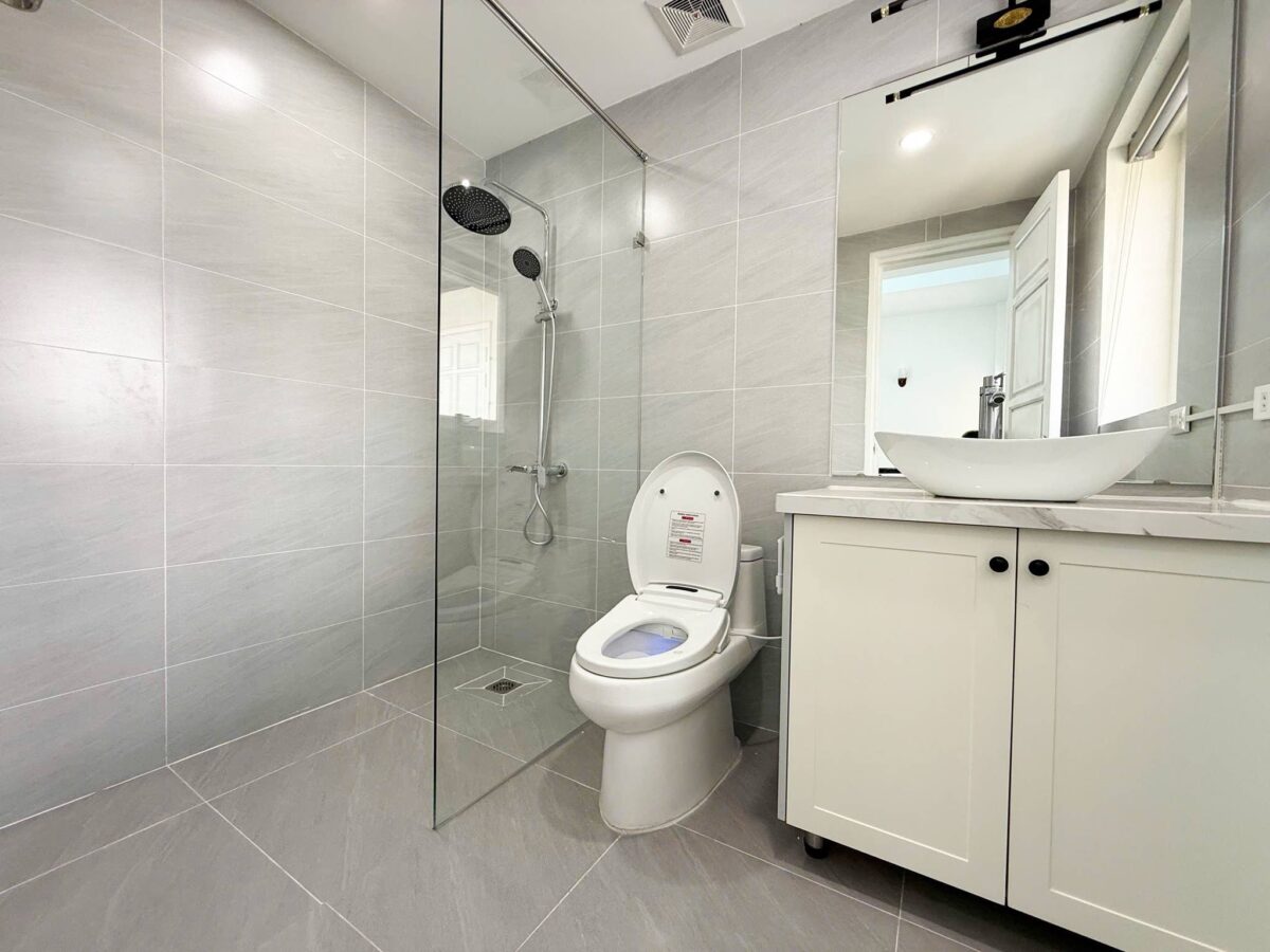 Brand-new modern 5-bedroom villa at Ciputra for rent (31)