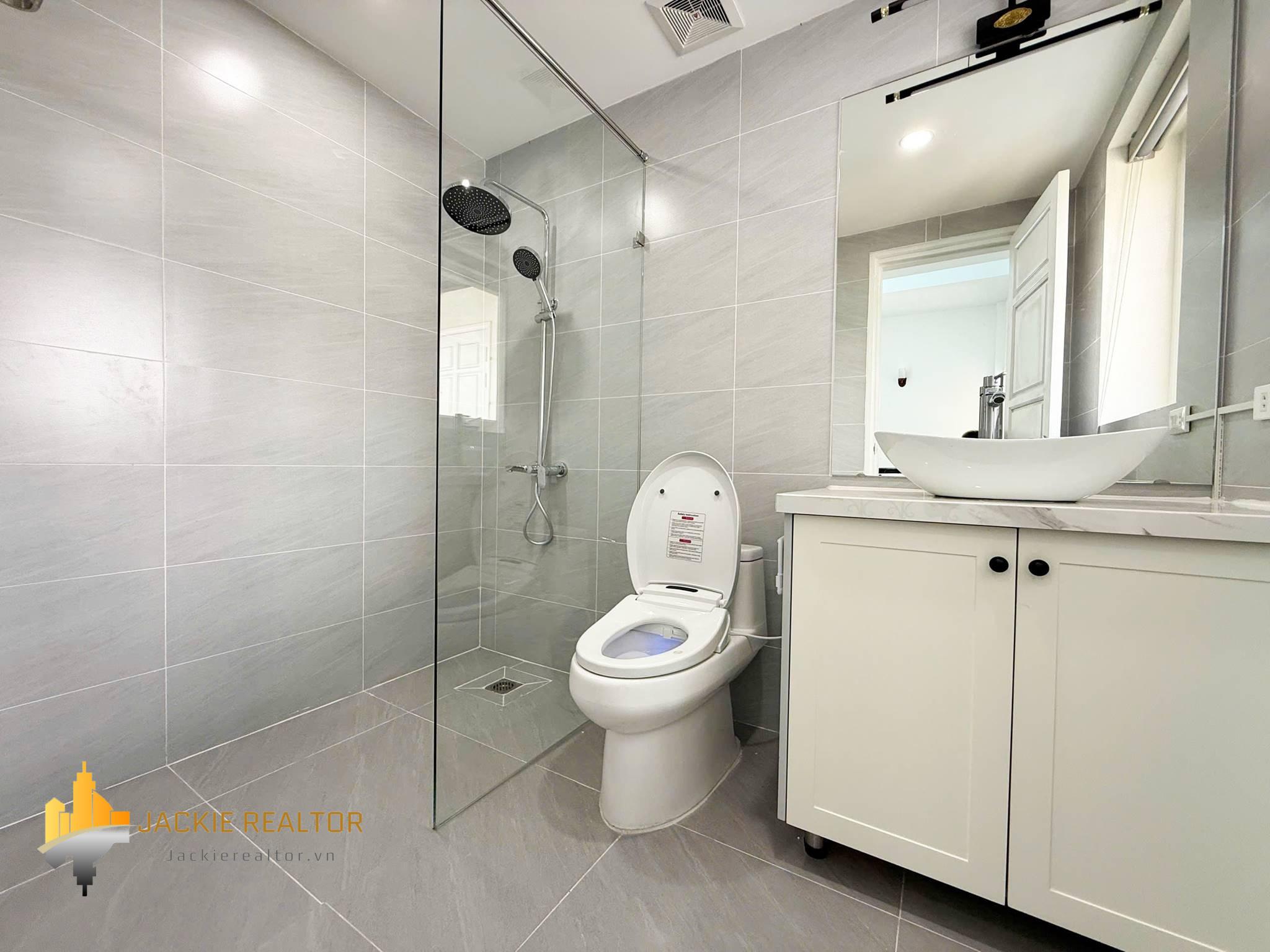 Brand-new modern 5-bedroom villa at Ciputra for rent (31) Brand-new modern 5-bedroom villa at Ciputra for rent (31)