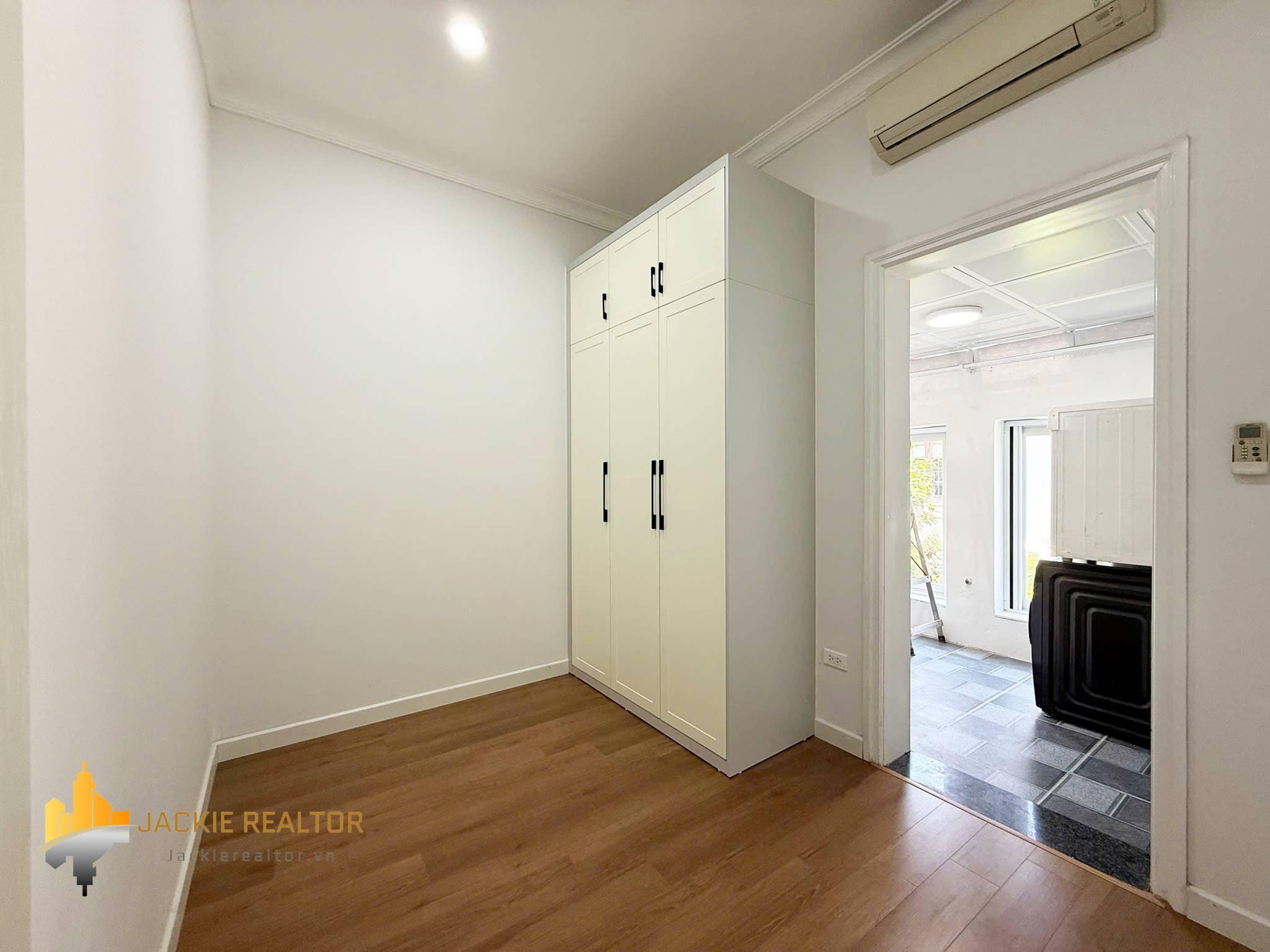 Brand-new modern 5-bedroom villa at Ciputra for rent (36) Brand-new modern 5-bedroom villa at Ciputra for rent (36)