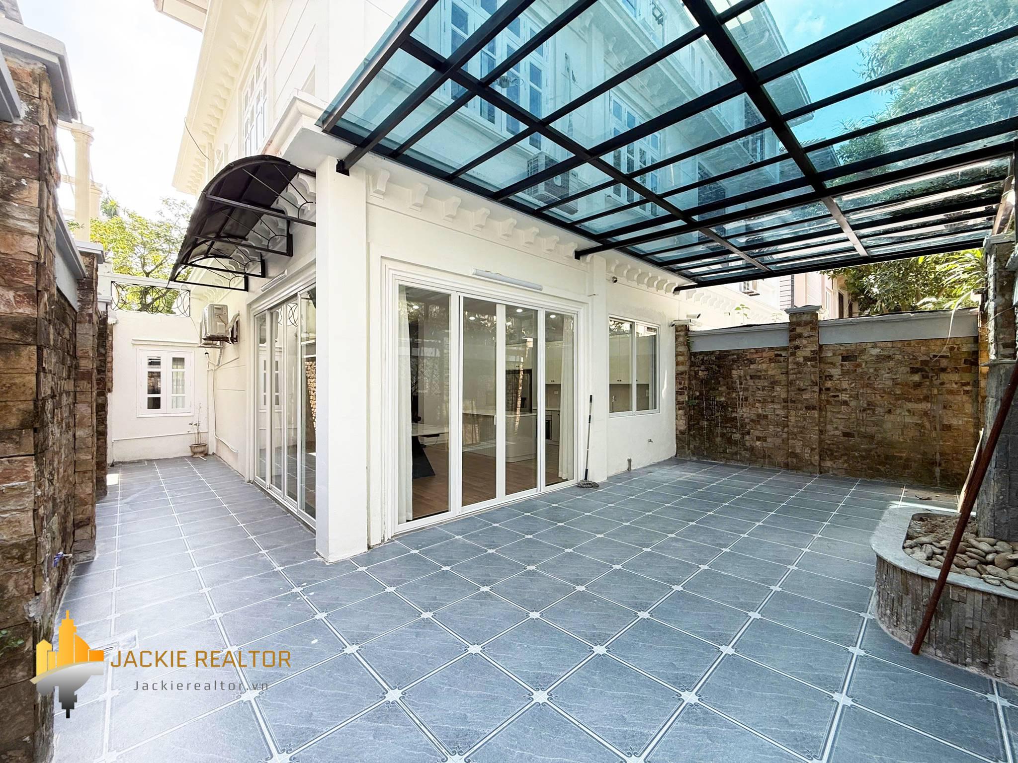 Brand-new modern 5-bedroom villa at Ciputra for rent (40) Brand-new modern 5-bedroom villa at Ciputra for rent (40)
