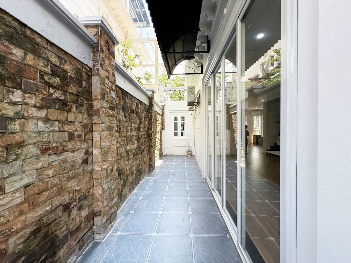 Brand-new modern 5-bedroom villa at Ciputra for rent (43)