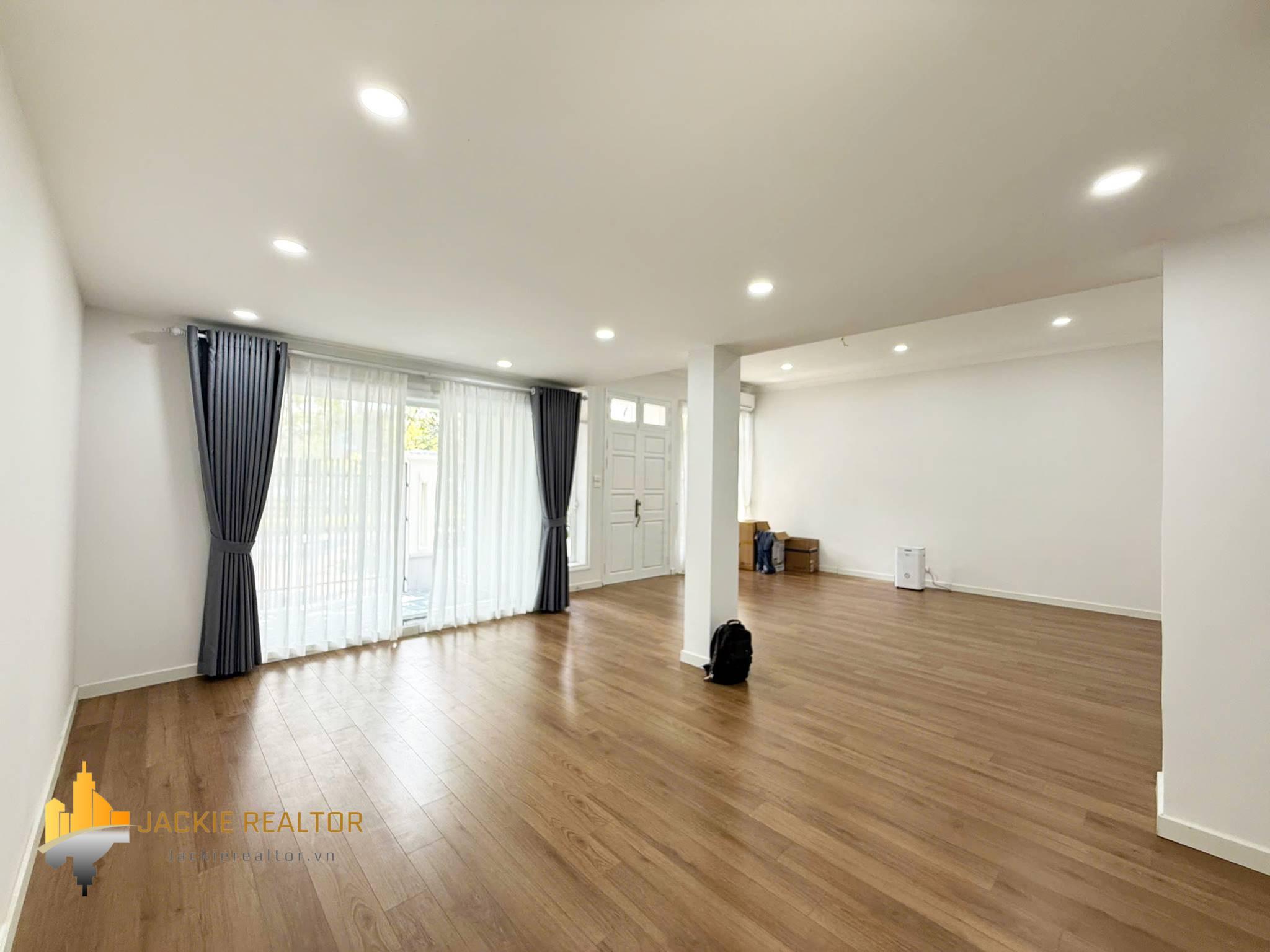 Brand-new modern 5-bedroom villa at Ciputra for rent (5) Brand-new modern 5-bedroom villa at Ciputra for rent (5)