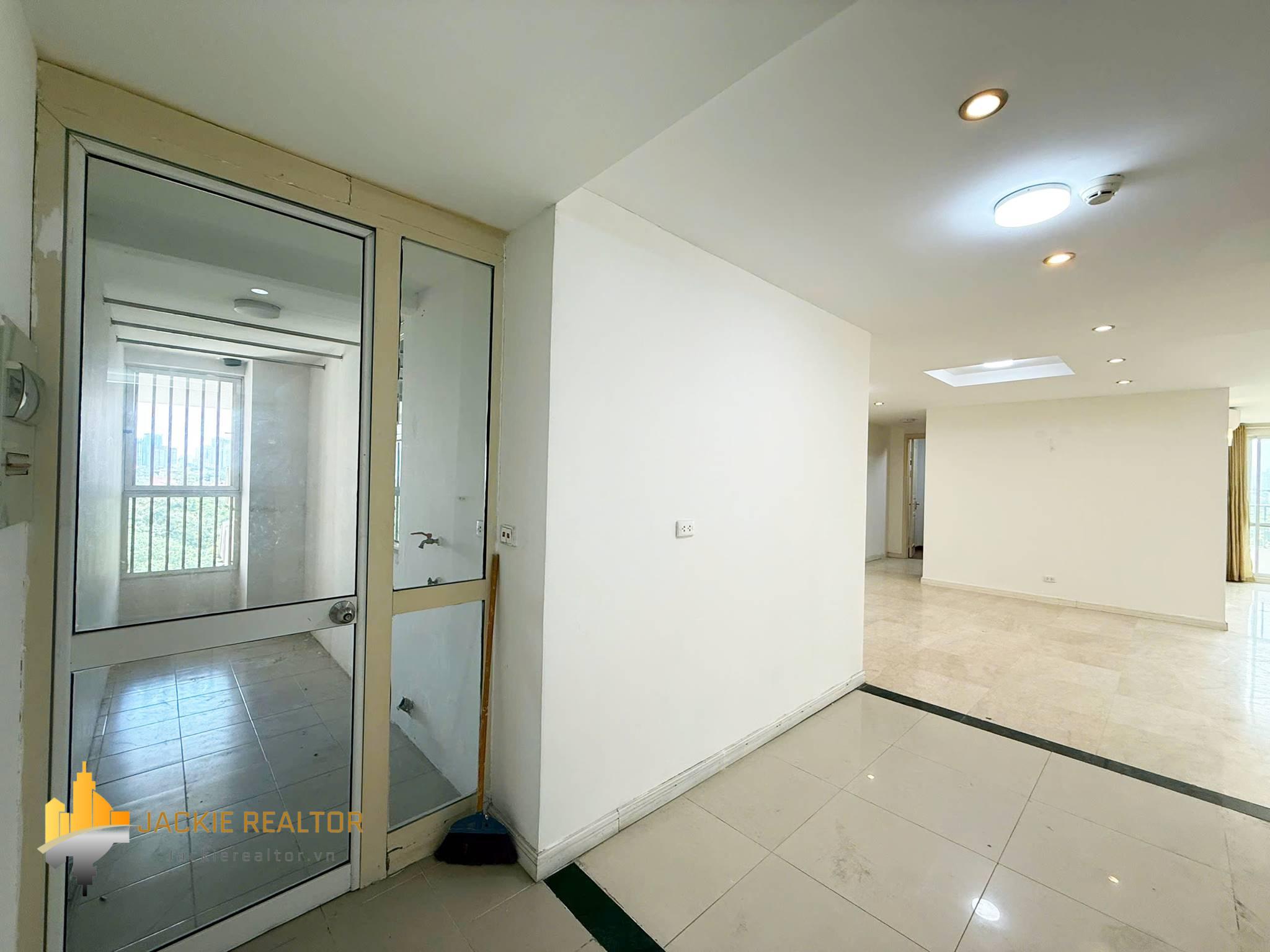 Capacious 3-bedroom 182-SQM apartment at P1 Ciputra for rent (13) Capacious 3-bedroom 182-SQM apartment at P1 Ciputra for rent (13)