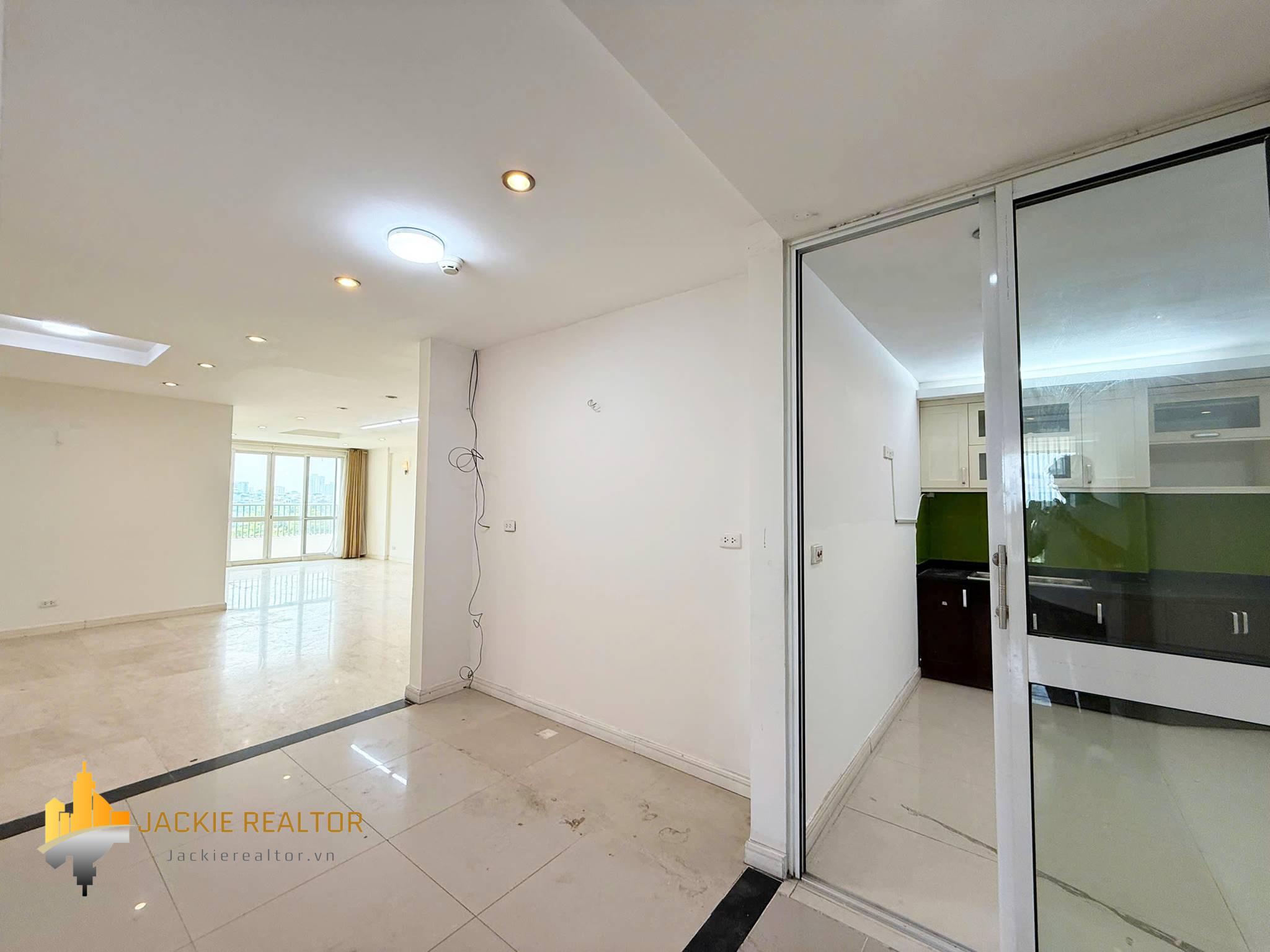 Capacious 3-bedroom 182-SQM apartment at P1 Ciputra for rent (14) Capacious 3-bedroom 182-SQM apartment at P1 Ciputra for rent (14)