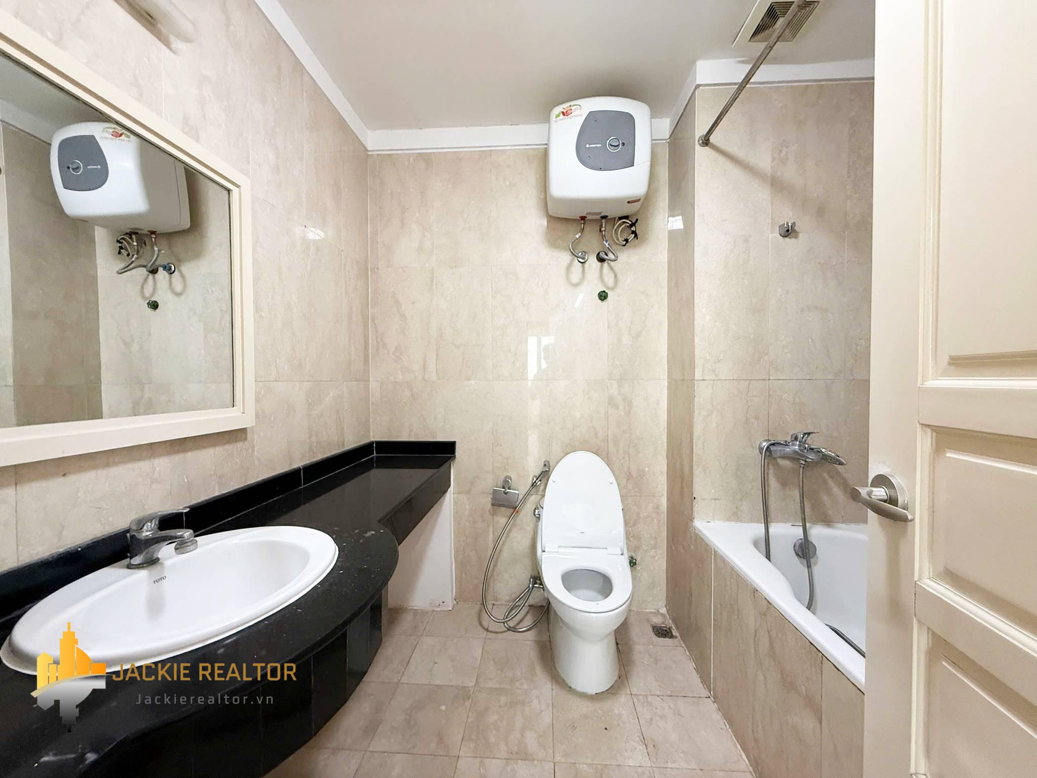 Capacious 3-bedroom 182-SQM apartment at P1 Ciputra for rent (6) Capacious 3-bedroom 182-SQM apartment at P1 Ciputra for rent (6)