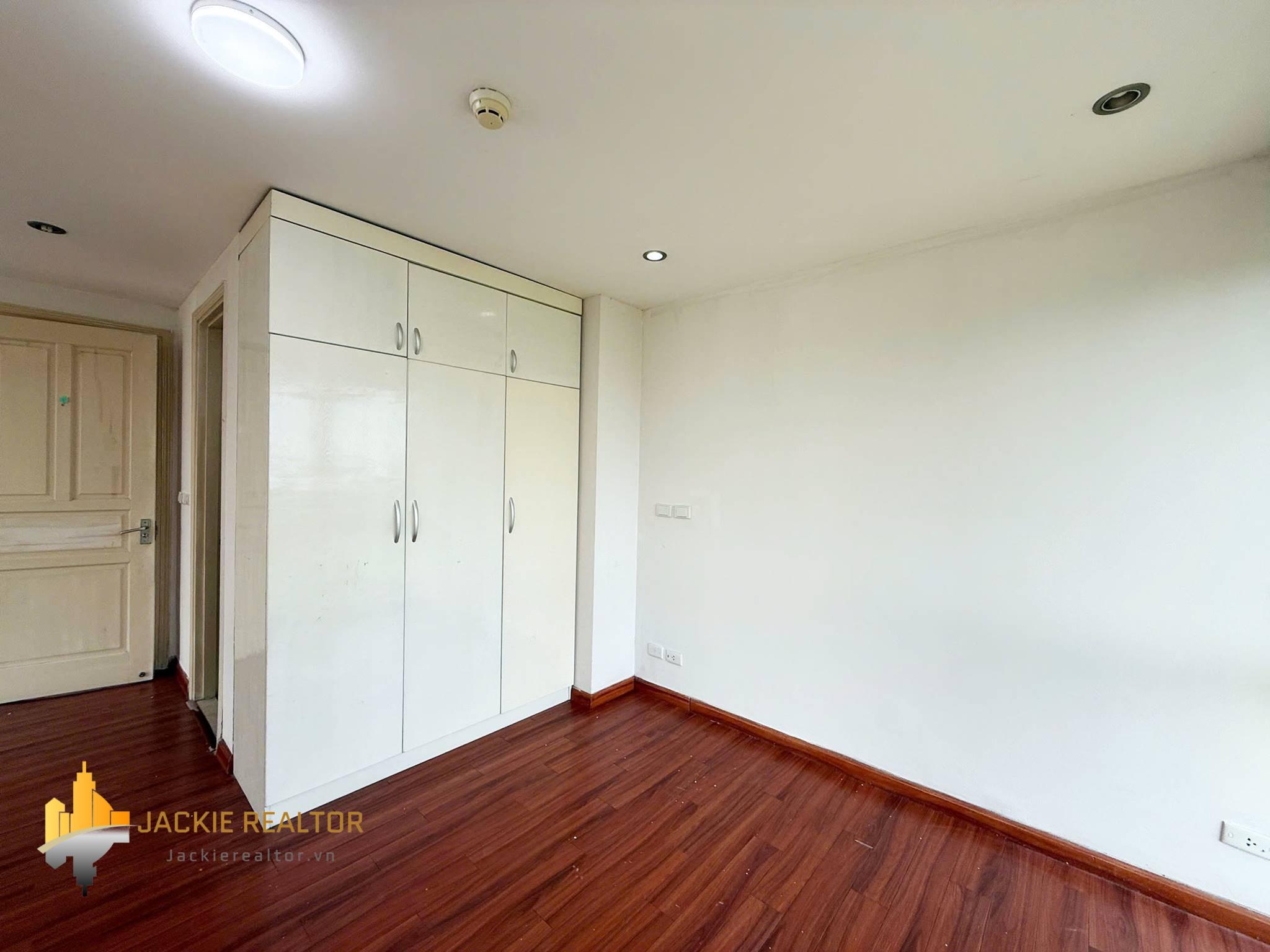 Capacious 3-bedroom 182-SQM apartment at P1 Ciputra for rent (8) Capacious 3-bedroom 182-SQM apartment at P1 Ciputra for rent (8)