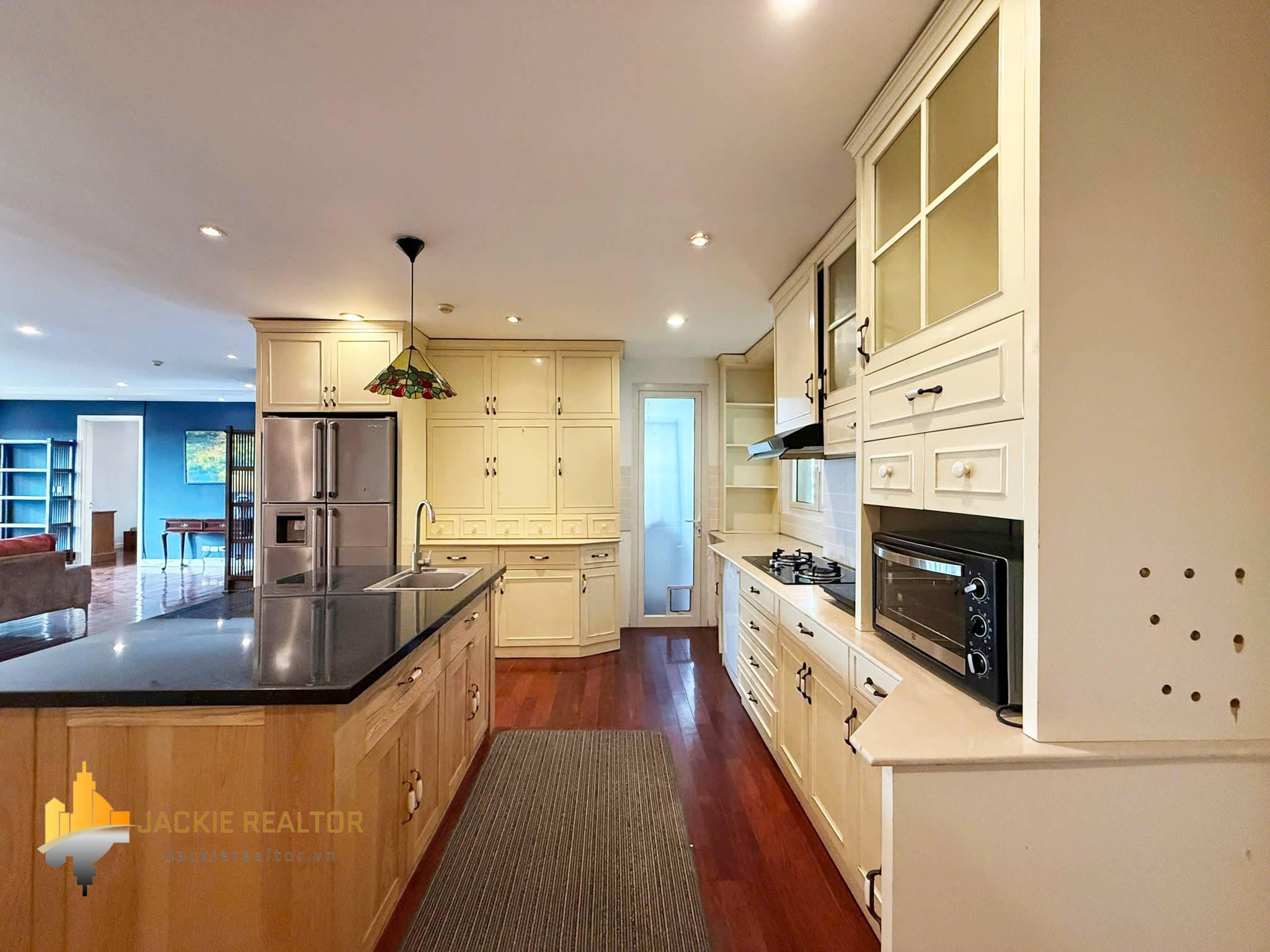 Cheap 3-bedroom 153-SQM apartment at E1 Ciputra for rent (10) Cheap 3-bedroom 153-SQM apartment at E1 Ciputra for rent (10)