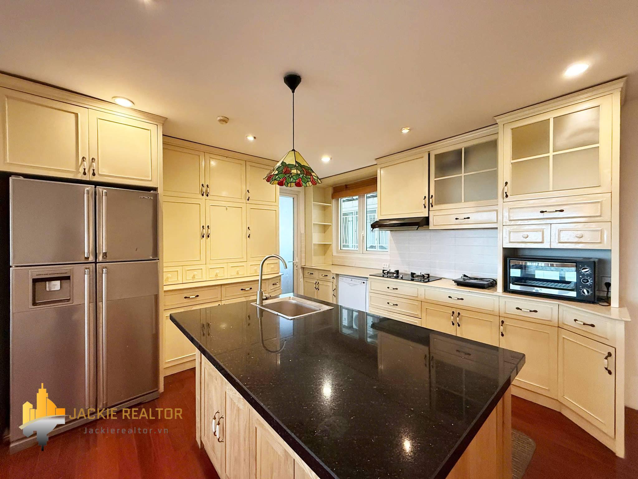 Cheap 3-bedroom 153-SQM apartment at E1 Ciputra for rent (9) Cheap 3-bedroom 153-SQM apartment at E1 Ciputra for rent (9)