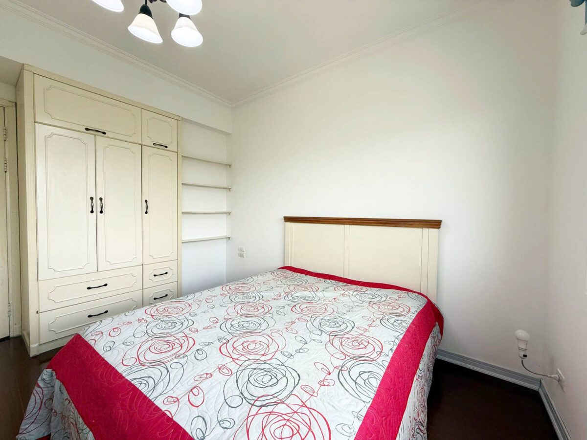 Cheap 4-bedroom apartment at E1 Ciputra for rent (10)