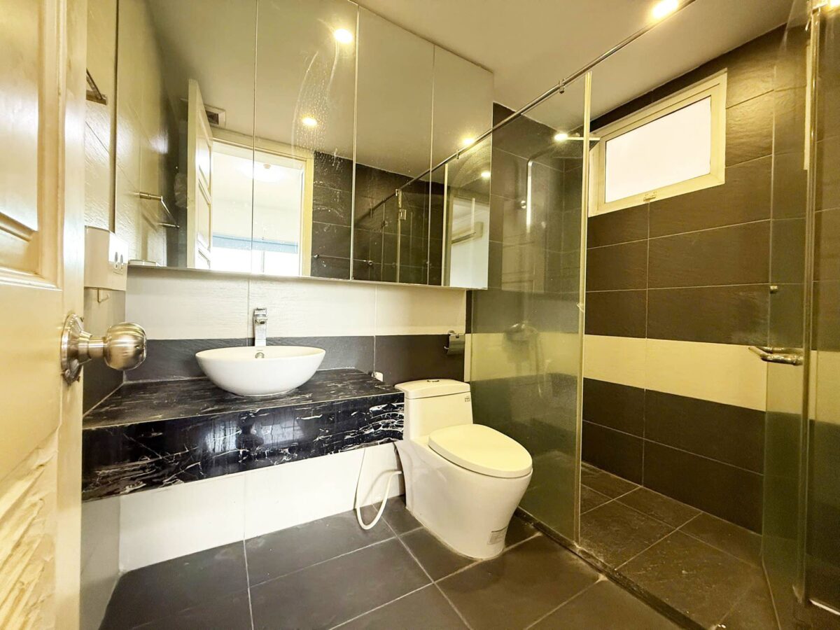 Cheap 4-bedroom apartment at E1 Ciputra for rent (11)